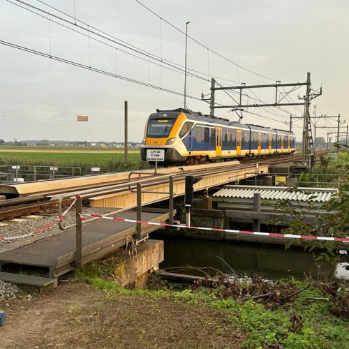 Markbrug 1e trein na buitendienststelling