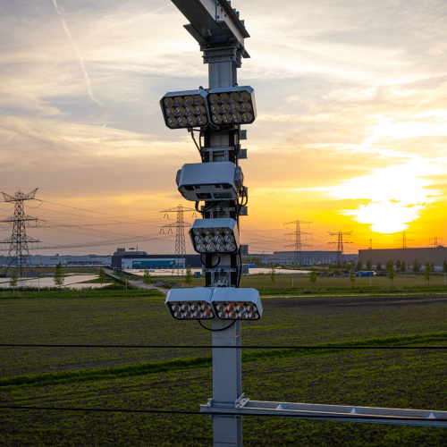 Zonsondergang met nieuw camera systeem op bovenleidingportaal