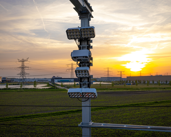 Zonsondergang met nieuw camera systeem op bovenleidingportaal